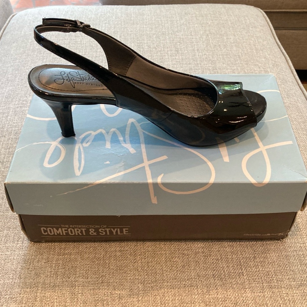 Life Stride black patent teller sling back shoes, size 9.5M.